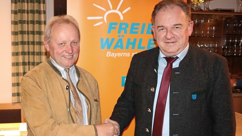 Kreisvorsitzender Christian Nerb gratulierte Josef Goldbrunner (links) zur Nominierung als Bürgermeisterkandidat.