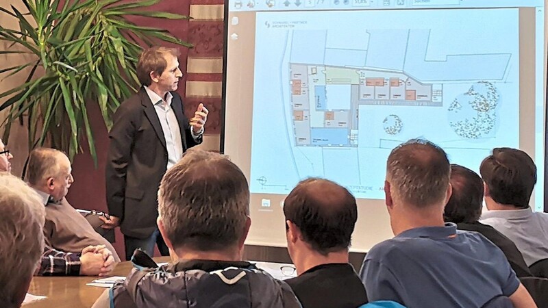 Christoph Bayer vom Architekturbüro Schnabel aus Bad Kötzting stellte zwei erste Konzepte der geplanten Pflege-WG "Bärenhöhle" vor.