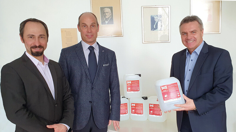 Landrat Peter Dreier (rechts) mit den beiden Ballistol-Geschäftsführern Andreas und Dr. Christian Zettler (von links), die ihm die Entwürfe des neuen Desinfektionsmittels präsentieren.