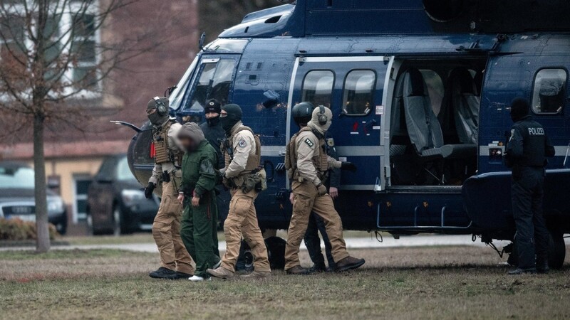 Beamte der Bundespolizei führen einen der mutmaßlichen Terrorverdächtigen aus einem Helikopter.