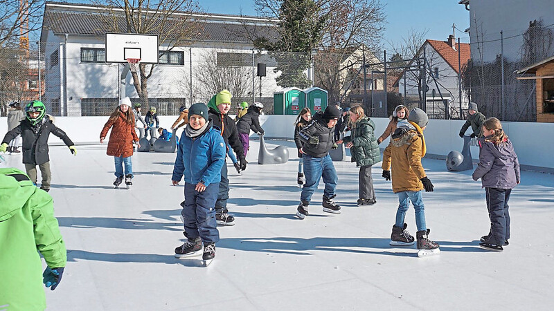 Die Viertklässler der Grundschule Mainburg sind begeistert, dass sie für den Sportunterricht auf die Eisfläche in der Nähe ihrer Schule, bei der TSV-Turnhalle, gehen können.