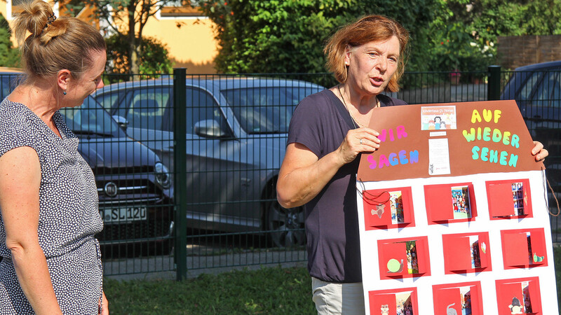 Kinderpflegerin Anni Baumgartner bekam von Kinderhausleiterin Anita Steinbichler (l.) ein Plakat mit dem Foto aller Kinderhausgruppen.
