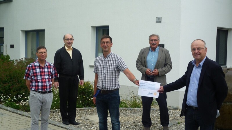 Präsident Alois Wagensoner übergab den Spendenscheck in Höhe von 1500 Euro an Heimleiter Rudi Ossner.