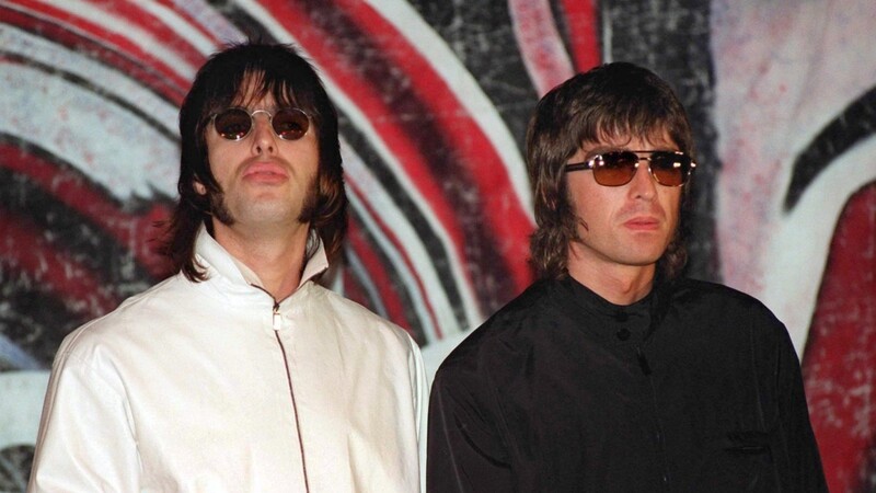 Wenigstens hinsichtlich der Frisuren auf einer Wellenlänge: die zerstrittenen Oasis-Brüder Liam (links) und Noel Gallagher 1999 in London