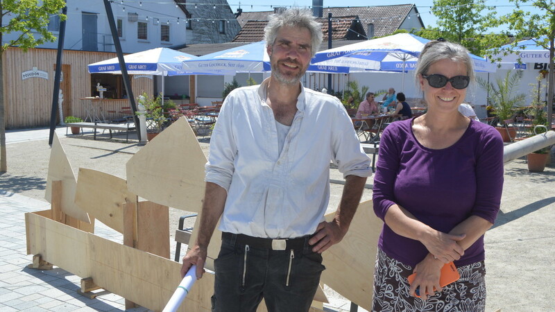 Das Künstlerehepaar Örni Poschmann, und Judith Lipfert erschafft das Kunstwerk für den Kirchplatz.