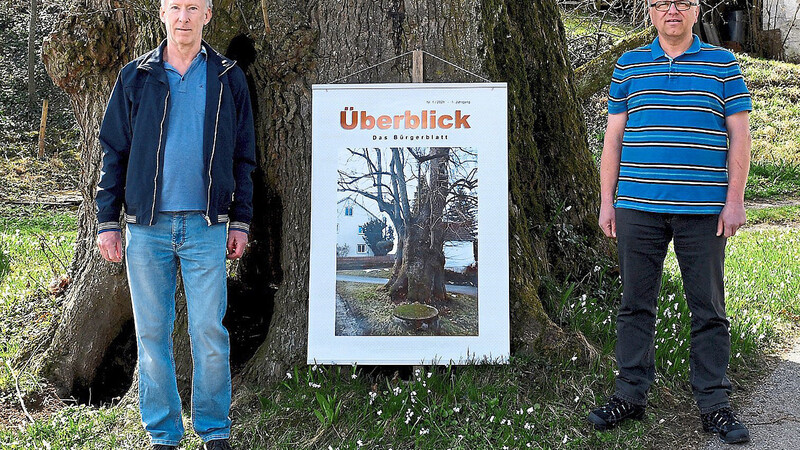 Ortsvorsitzender Ralf Schramm (links) und sein Stellvertreter Jens Niering präsentieren vor der 400 bis 500 Jahre alten Linde in der Dorfmitte von Rachertshofen das Plakat des neuen ÖDP-Infoblatts.