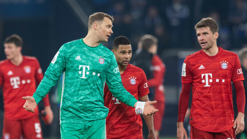 Manuel Neuer (l.), Serge Gnabry (m.) und Thomas Müller nach dem Spiel gegen Schalke.