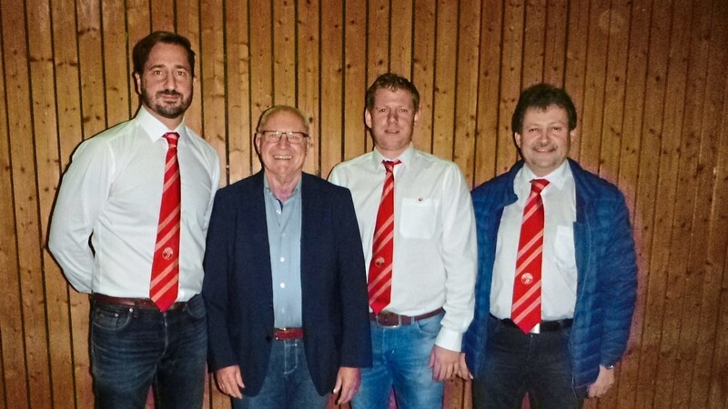 Die SV-Vorsitzenden und der Bürgermeister (rechts) mit dem neuen Ehrenmitglied Johann Mauerer.