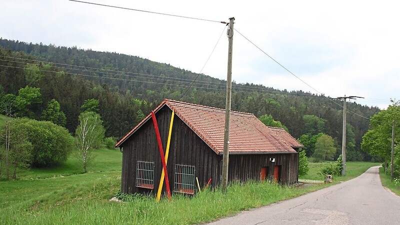Das Pumphaus der Gemeinde Brennberg. Daran lehnen zwei Trassenkreuze: Zeichen des Protests gegen den Süd-Ost-Link.