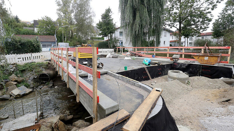Die neue Roßbachbrücke soll in drei Wochen fertig sein: Bis Ende September dauern die Arbeiten an der Brücke, dann werden die Anschlussbereiche an die Straße hergestellt und der Asphalt aufgetragen.