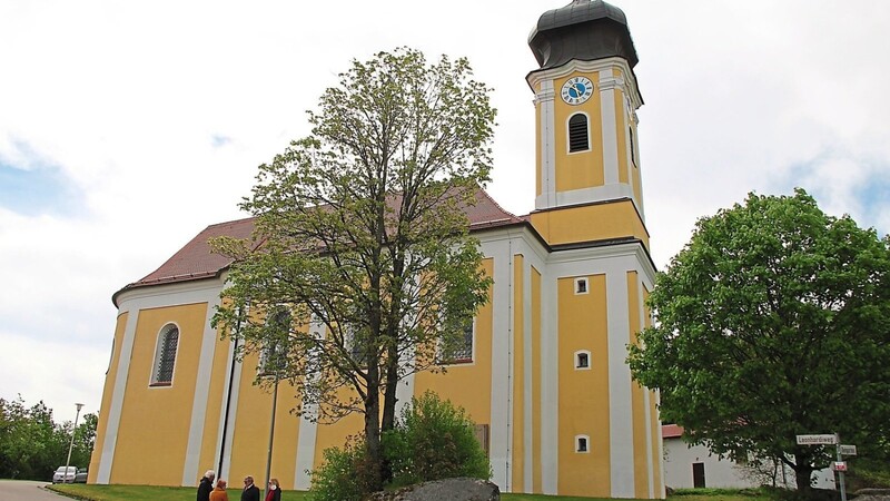 Die Wallfahrtskirche St. Leonhard in morgendlicher Ruhe: Denn das Hetzenbacher Pfingstfest ist auf den Gottesdienst beschränkt gewesen.