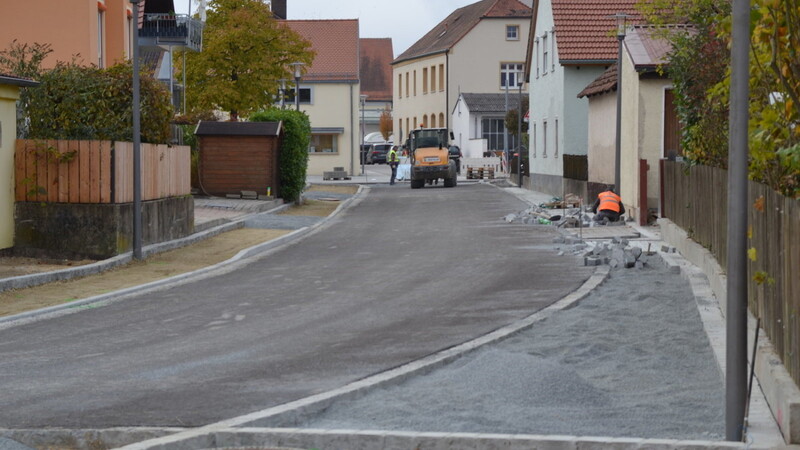 Die nördliche Kirchstraße in Tegernheim, deren Sanierung derzeit abgeschlossen wird.