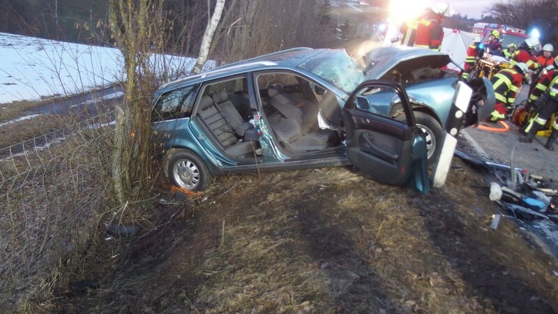 Bei einem schweren Unfall auf dem Autobahnzubringer bei Hutthurm (Landkreis Passau) sind am Montagnachmittag vier Menschen lebensgefährlich verletzt worden.
