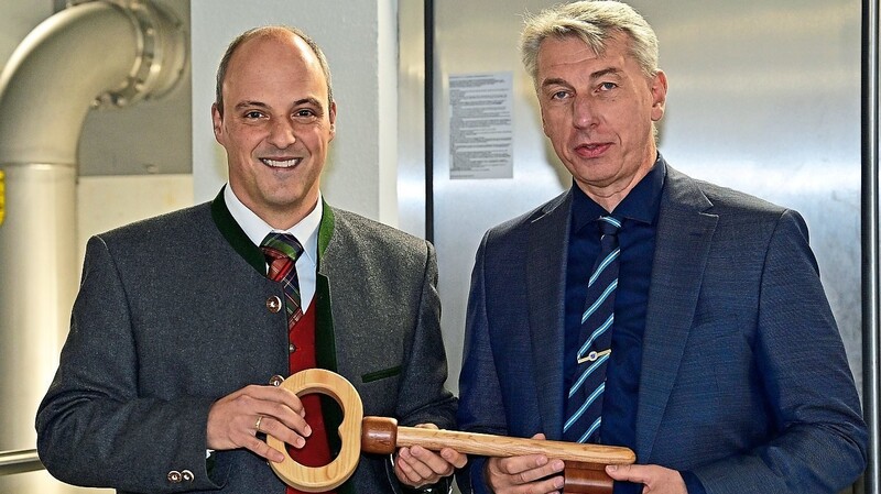 Bernhard Wernthaler, der leitende Ingenieur, übergibt Bürgermeister Bernhard Mücke (r.) den Schlüssel zum Wasserwerk.