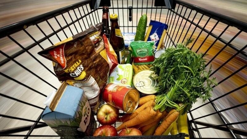 Lebensmittel liegen in einem Einkaufswagen.