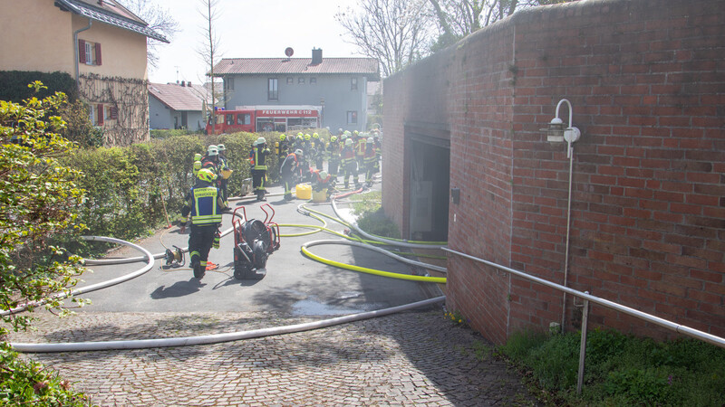 In einer Tiefgarage in Niederalteich hat es am Samstagnachmittag gebrannt. Ein nahes Pflegeheim musste deswegen evakuiert werden.