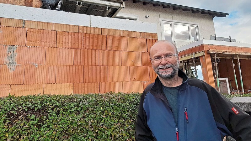 Energieeffizienzexperte Stefan Vogl vor einem seiner aktuellen Projekte. Die Eigentümerin saniert ihr Elternhaus aus den 60er Jahren. Regelmäßig schaut er auf der Baustelle in Cham vorbei und dokumentiert den Fortschritt.