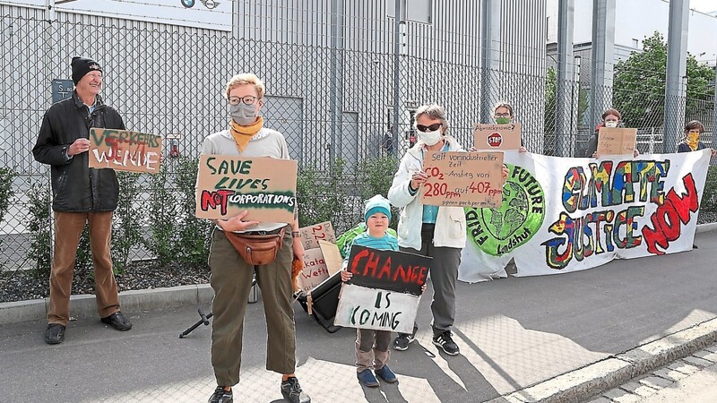 Mit Masken und Mindestabstand demonstrierte eine kleine Landshuter Gruppe der Bewegung Fridays for Future am Dienstag vor dem BMW-Werk in Ergolding.