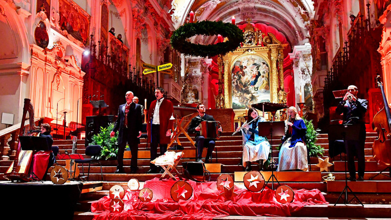 Die große Besetzung der Familienmusik Servi und der Tenor Sandro Schmalzl (5. v. r.) boten wunderbare Musik zu "Bethlehem is überoi".