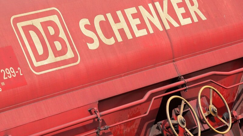 Ein Güterwaggon mit dem Logo der Deutschen Bahn-Tochter DB Schenker steht auf einem Rangierbahnhof. (Archivbild)