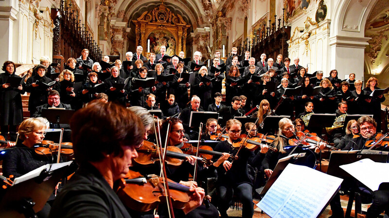 Domchor und -orchester in großer Besetzung vollbrachten eine fantastische Leistung mit der Messe in Es-Dur von Franz Schubert.
