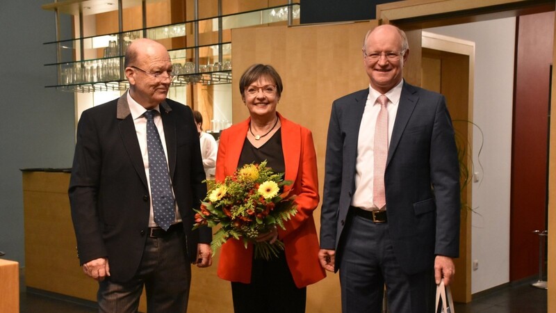 Vorstandsvorsitzender Peter Bruckmayer (links) dankte Fritz Colesan für sein Engagement und dessen Frau Monika für das große Verständnis.