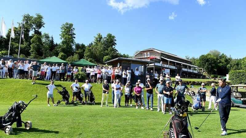 Eine große Zahl an Persönlichkeiten und prominenten Gästen kam zum 1. Eagles Bayerwald Cup auf Golfplatz des Deggendorfer Golfclubs auf der Rusel.