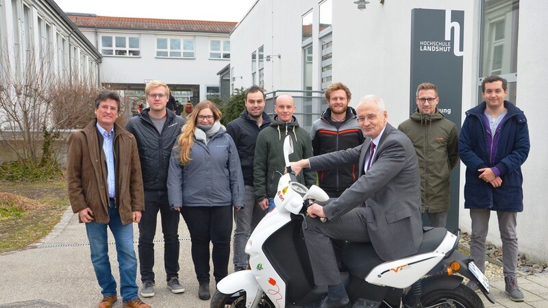Das Projektteam, das an dem Umbau des Elektrorollers beteiligt war, mit Prof. Dr. Karl-Heinz Pettinger (links) und Prof. Dr. Karl Stoffel, Präsident der Hochschule Landshut (3. von rechts).