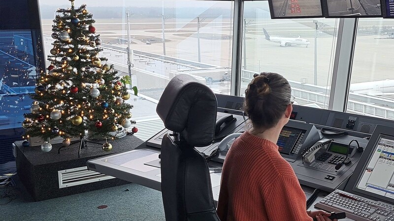 Weihnachtsstimmung in der dekorierten Vorfeldkontrolle 2 im "kleinen Tower" am Münchner Flughafen. Eine Mitarbeiterin der Vorfeldkontrolle koordiniert den Rollverkehr auf dem östlichen Vorfeld.