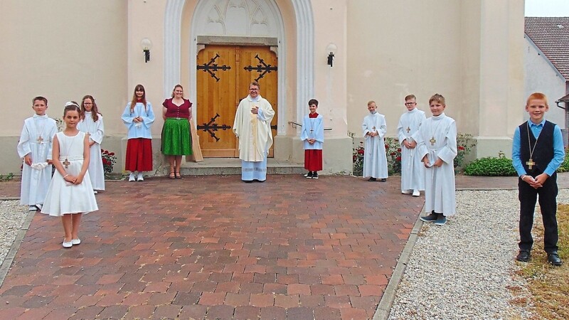 Die sieben Erstkommunionkinder mit Gemeindereferentin Tanja Schnurr, Pfarrer Josef Jacek und den Ministranten an ihrem großen Tag.