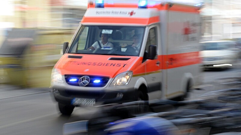 Ein Mann ist am Sonntagnachmittag in einem Krankenwagen in Dingolfing durchgedreht (Symbolbild).