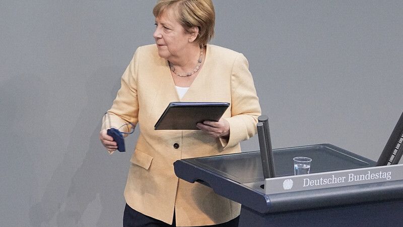 Angela Merkel verlässt nach ihrer wohl letzten Rede im Parlament das Rednerpult.