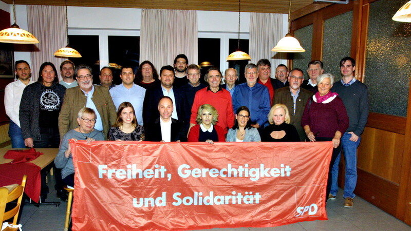 Die Stadtratskandidaten der SPD mit Bürgermeisterkandidat Gunnar Marcus (vorn, Mitte) und SPD-Kreis-Politikern.