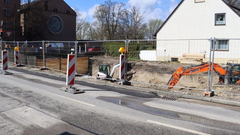 Wie berichtet, hatte sich der Asphalt neben der Baugrube an der Schönaustraße 1 abgesenkt. Aus Sicherheitsgründen hatten Stadt beziehungsweise Staatliches Bauamt die Schönaustraße in Folge dessen halbseitig gesperrt.