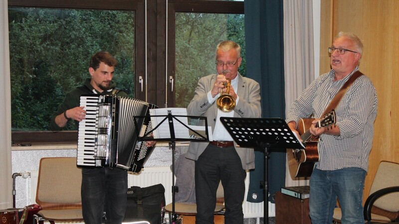 Die Band mit Florian Murer, Heinrich Stenzel und Norbert Stenzel überraschte mit abwechslungsreicher Musik.