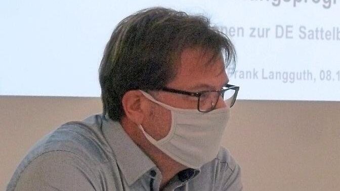 Sachgebietsleiter Frank Langguth vom Amt für Ländliche Entwicklung aus Tirschenreuth stellte den Ablauf einer Dorferneuerung vor.