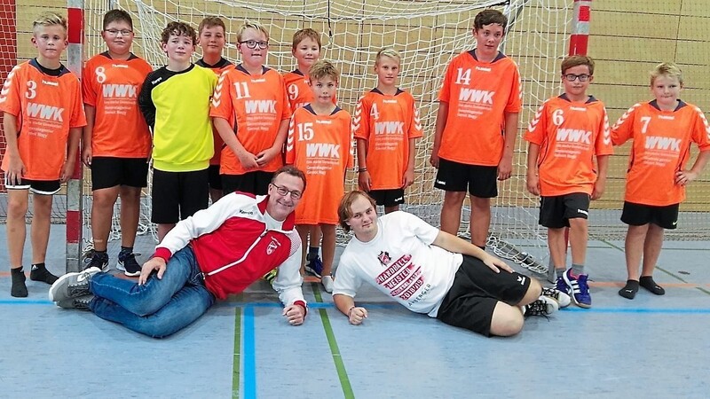 Die neuformierte Handball-D-Jugend des TSV Rottenburg mit ihren Trainern Hermann Frohnhöfer (links) und Simon Tröger konnte von den starken Gastmannschaften nur lernen.