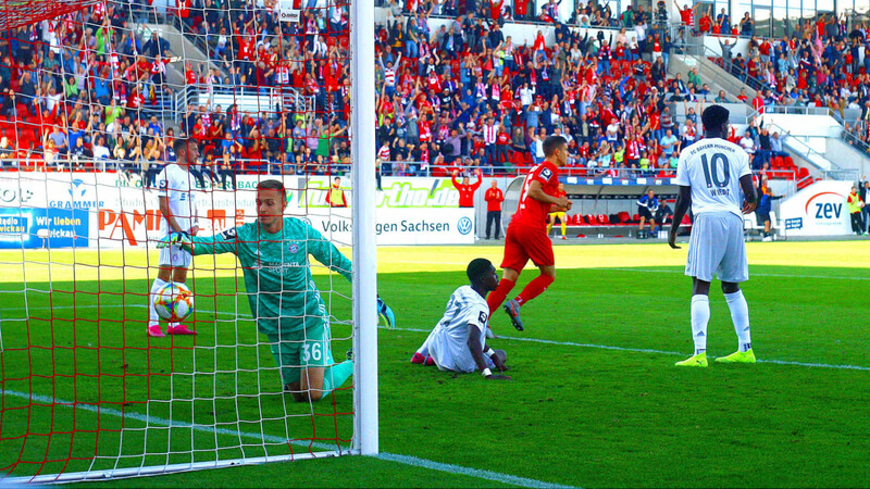 Bayern-Torhüter Christian Früchtl musste am Sonntag gleich mehrmals hinter sich greifen.