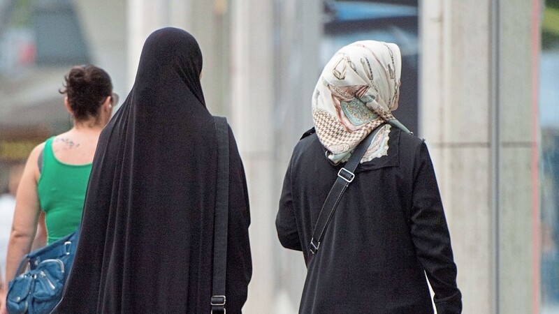 Zwei Frauen mit Kopftuch: Die Deutschen werden intoleranter.