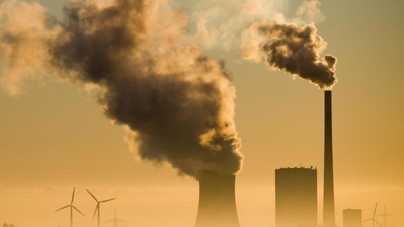 Teil des Klima-Problems: Treibhausgas-Emissionen durch die Energieerzeugung aus fossilen Brennstoffen wie Kohle. Die das EU-Parlament will den Ausstoß nun noch drastischer als geplant reduzieren. (Symbolbild)