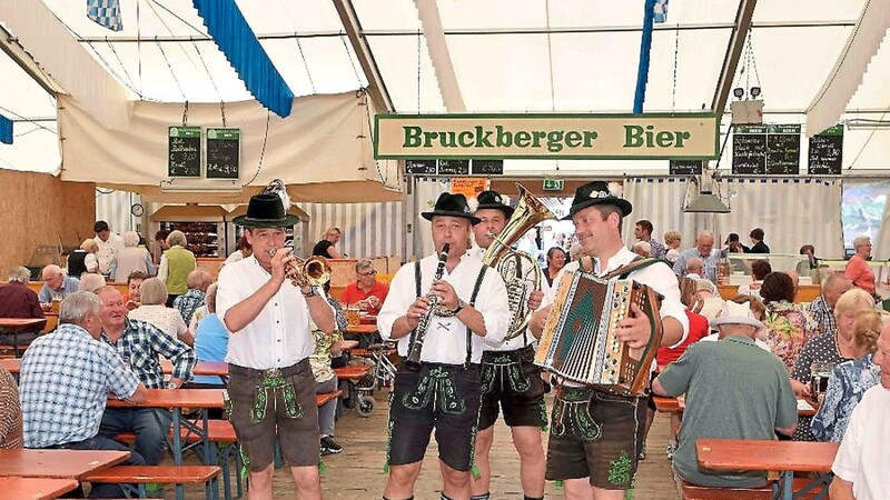 So wie schon bei vorherigen Volksfesten in Bruckberg (Bild: 2017) gibt es auch in diesem Jahr am Bürgerfest Volksmusik - dieses mal ganz analog und ohne Verstärker. Heuer soll überhaupt keine Partyband spielen.