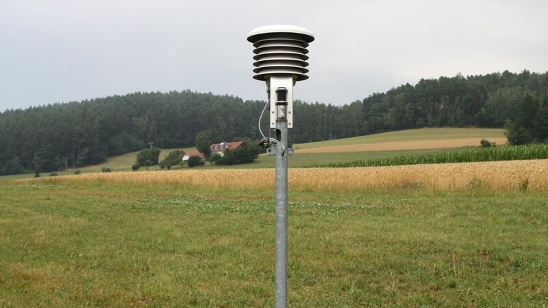 In Schorndorf betreit der DWD eine Messstation, bei der Temperatur und Luftfeuchtigkeit ermittelt werden.