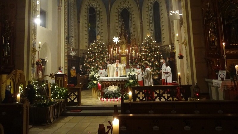 Kaplan Preuß feierte die Christmette mit vielen Gläubigen.