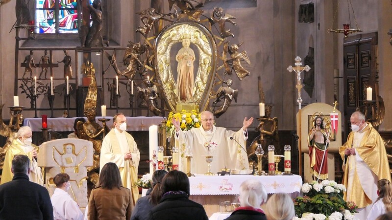 Feierten die Eucharistie am Altar der Wallfahrtskirche: Pater Richard, Dekan Pater Martin Müller, Bischof Rudolf Voderholzer und Pater Darek.