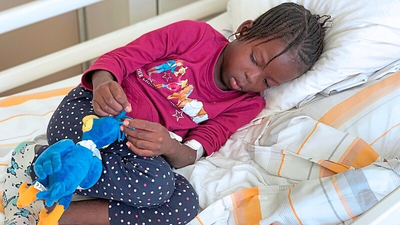 Die siebenjährige Isatou kurz vor ihrer dringend notwendigen Operation.