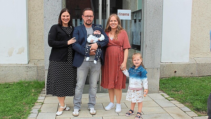 Nina und Manfred Blattmeier (von links) ließen ihr zweites Kind auf den Namen Ben Peter taufen. Rechts Taufpatin Nicole Kraus mit Bens großer Schwester Melina