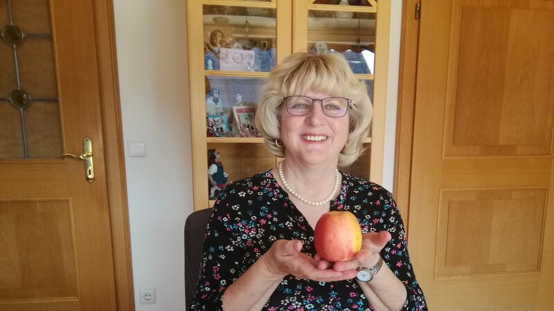 Fastenbrechen zu Hause: Groß war die Vorfreude bei Fasten-Neuling Erika Winterstetter auf den ersten Apfel seit sieben Tagen.