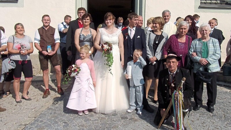 Die Neuvermählten mit ihrer Angehörigen, Pfarrer Josef Pöschl, Freunden und Hochzeitslader "Fips".