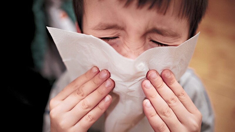 Eltern müssten wieder akzeptieren, dass in der feucht-kalten Jahreszeit entsprechende Infekte auftreten, sagt Dr. Frank Scharnowski-Fischer, Facharzt für Kinder- und Jugendmedizin.