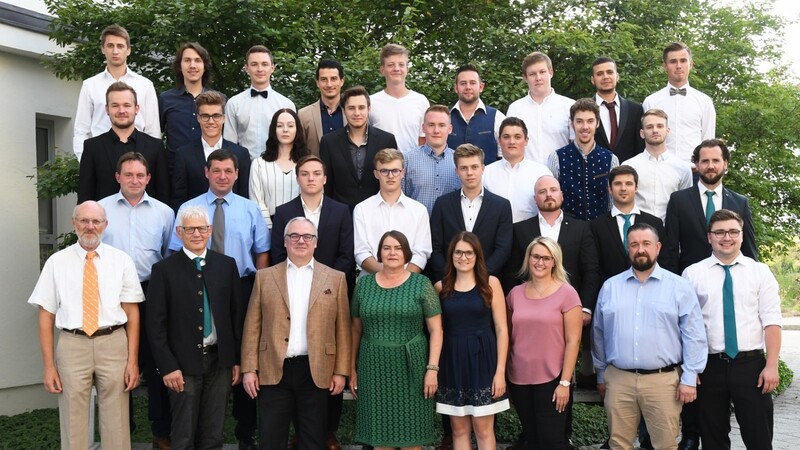 27 junge Fachkräfte aus den Standorten Vilsbiburg, Landau an der Isar und Weissach freuen sich gemeinsam mit den Ausbildern über ihren Ausbildungsabschluss bei der Dräxlmaier-Gruppe.